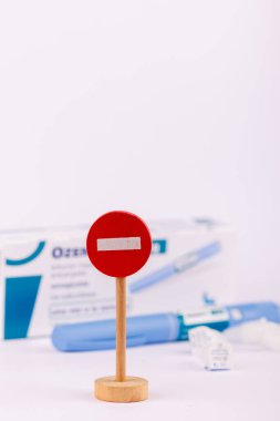 Oyuncak Oyuncak Yok İşareti ve Ozempic 1 ml İlaç Kutusu Barcelona, İspanya 'da beyaz arka planda enjeksiyon kalemleriyle gösteriliyor