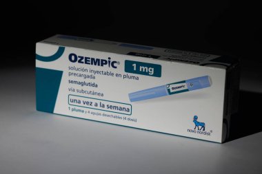 İspanya 'nın Barselona kentindeki Parlak Beyaz Arkaplan üzerinde Ozempic 1 ml İlaç Kutusunun gösterimi, Diyabet Kontrolü için Semaglutide