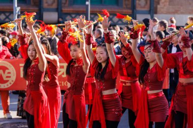 Barselona - İspanya, 25 Ocak 2025: Yeni Yıl kutlamaları sırasında canlı geleneksel Çin kostümleriyle dolu geçit töreni