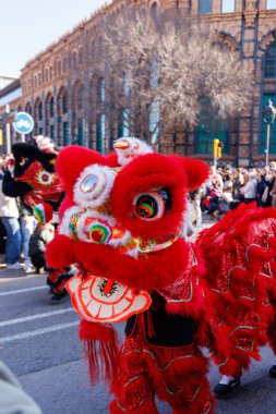 Barcelona - İspanya, 25 Ocak 2025: Çarpıcı kızıl ejderha dansları Çin 'in renkli yeni yıl kutlamaları sırasında izleyicileri büyüledi
