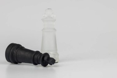 Zarif kristal satranç kralları, biri devrildi, zaferle kaybetmek arasındaki ince dengeyi tasvir ediyor bir taktik ve zeka oyununda