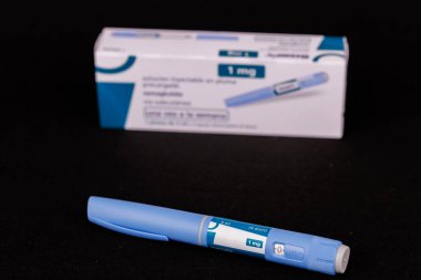 Diyabet Terapisi - Karanlık Arkaplanda Ozempic Kutu ve Kalem