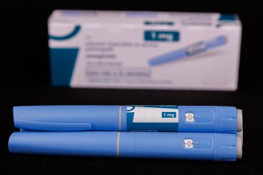 Semaglutide Kalem ve Kutusu Karanlık Arkaplanda Gösterildi: Diyabet Bakımı ve Obezite Kontrolü İçin Semaglutide