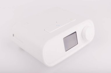 Beyaz apne hastalarına destek veren, parlak bir ekran, yumuşak maske ve tıbbi tüplü profesyonel bir CPAP terapi cihazı.