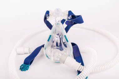 Sezgisel ekran, ergonomik maske ve hava tüpü olan bir CPAP sistemi, beyaz apne tedavisi sırasında uygun hava akışını sağlar.