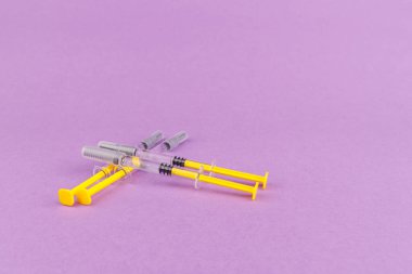 Heparin içeren cam şırıngalar pıhtılaşmayı önlemek için kullanılan menekşe bir yüzeye yerleştirilmiş.