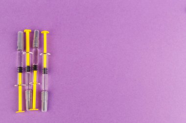 Mor bir yüzeyde bulunan heparinli şırıngalar tıbbi ve pıhtılaşma önleyici amaçlar için kullanılır.