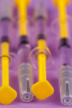 Mor yüzeye yerleştirilmiş heparin içeren tıbbi şırıngalar, temiz ve izole edilmiş görsel