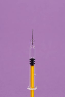 Temiz bir menekşe yüzeyine yerleştirilmiş pıhtılaşma önleyici içerikli birkaç şırınga.