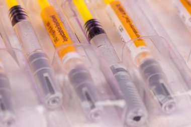 Pıhtılaşma önleyici şırıngalar temiz bir mor yüzey üzerinde düzgün bir şekilde gösterilir.