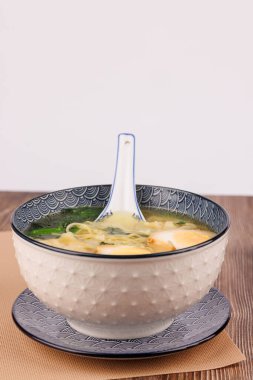 Makarna ve haşlanmış yumurta, tahta üzerine geleneksel kaşıkla yerleştirilmiş..