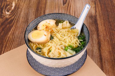 Geleneksel malzemeli erişte ve kaşık, altında kırsal masa..