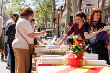 Barselona-İspanya, 23 Nisan 2025. La Rambla, Aziz Jordi Günü 'nde edebiyat, güller ve aşkla şenlenir..