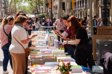 Barselona-İspanya, 23 Nisan 2025. La Rambla, Aziz Jordi Günü 'nde edebiyat, güller ve aşkla şenlenir..