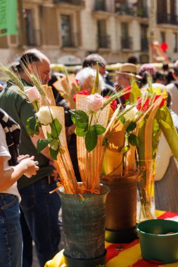 Barselona-İspanya, 23 Nisan 2025. San Jordi, La Rambla 'yı güller ve kitaplarla dolduruyor. Yerel halk ve turistler, aşk ve edebiyatı harmanlayan bu içten Katalan geleneğinden zevk alıyorlar..