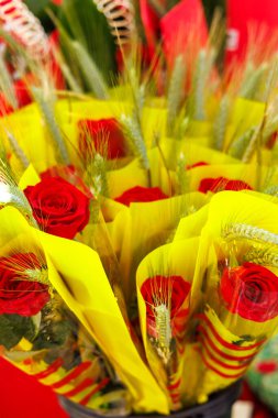 Barselona-İspanya, 23 Nisan 2025. Sant Jordi 'de, La Rambla kitaplar, güller ve Katalan geleneğiyle patladı..
