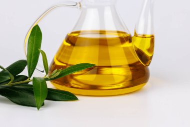 Klasik zeytinyağı sunumu. Temiz ve parlak bir ortam. Doğal ürün tanıtımı için ideal..