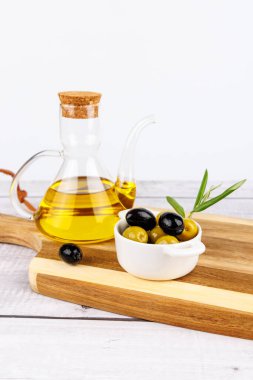 Zeytinyağı, olgun zeytinler ve Akdeniz sunumu için hazırlanmış zeytin ağaçları..