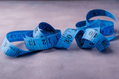 Çimento yüzeyindeki mavi şerit sağlık, sağlıklı yaşam tarzı, sağlık ve kilo verme hedeflerini temsil ediyor.