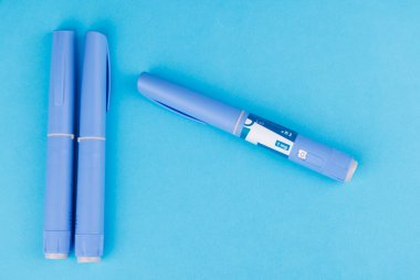 Mavi mezura, semaglutid kalemler ve haplar mavi masada tıbbi ve sağlıklı betimleme için.