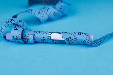 Telesağlık ve kilo kaybı görselleştirmesi semaglutit kalemler ve parlak mavi masa üzerindeki mavi mezura