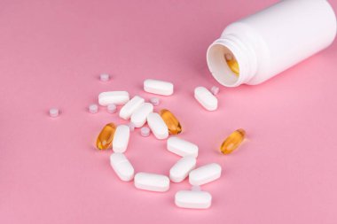 Semaglutid kalemler, mavi mezura ve beyaz ilaç şişesi tele sağlık, sağlık ve hasta bakımı teması için pembe masanın üzerinde.