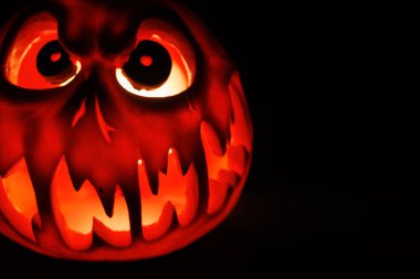 Karanlık Cadılar Bayramı gecesinde içinde parlayan korkunç oyulmuş balkabağı.