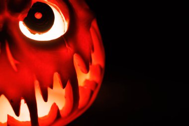 Cadılar Bayramı kutlamaları için korkutucu özellikleri olan parlak balkabağı..