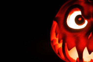 Karanlıkta parlayan korkunç balkabağı Jack o fener.