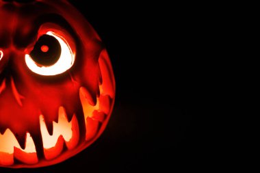 Korkunç parlayan yüzlü ürkütücü Cadılar Bayramı kabak feneri.