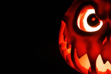 Ürkütücü Cadılar Bayramı feneri siyah korkunç bir ortamda parlıyor..