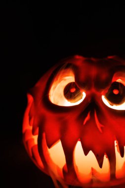 Karanlık ortamda dumanla parlayan korkunç Cadılar Bayramı kabağı.