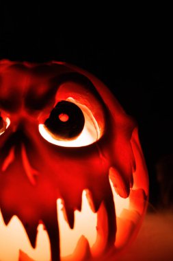 Parlayan duman efektiyle oyulmuş korkunç Cadılar Bayramı balkabağı.