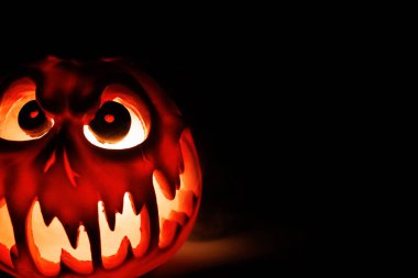 Cadılar Bayramı kutlaması için dumanla parlayan ürkütücü balkabağı.