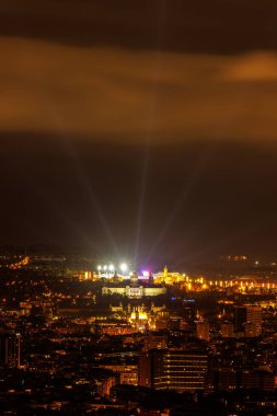 La Merce festivalinde havai fişek gösterisi gökyüzünü renk ve heyecanla dolduruyor.