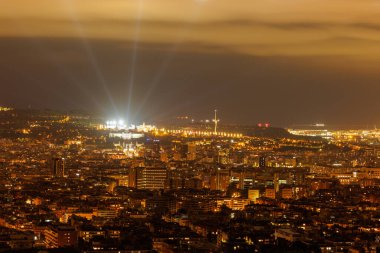 La Merce piromüzikal havai fişeklerinden renkli ışıklar ve kıvılcımlar