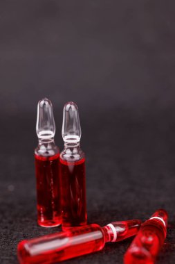 Tıbbi ve sağlıklı kullanım için siyah arkaplan üzerine kırmızı B12 ampul grubu