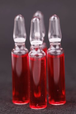 Sağlık tedavisi için siyah zemin üzerinde izole kırmızı B12 ampulleri