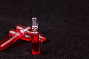 B12 kırmızı ampulleri koyu yüzey aydınlatma enjeksiyon ve beslenme terapisinde göze çarpar..