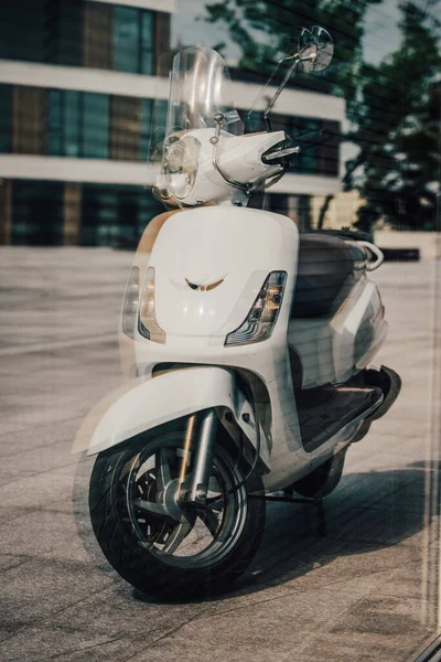 停放在城市道路上的摩托车的特写 — 图库照片