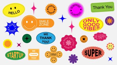 Büyük set, sevimli, gülümseyen çizgi film etiketleri şeklinde. Yazdırma için renkli vektör çizimi düz biçimi.