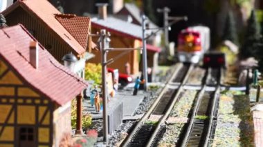 Florence, Ekim 2022: Minyatür model tren. Model demiryolu. Minyatür tren modeli istasyona ulaşır. Demiryolu modelliği. İtalya