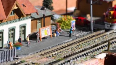 Florence, Ekim 2022: Minyatür model tren. Model demiryolu. Minyatür tren modeli istasyona ulaşır. Demiryolu modelliği. İtalya