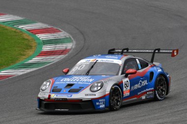 Mugello Pisti, İtalya - 21 Ekim 2022: Porsche 992 GT3 Kupası İtalya Porsche Carrera Kupası eleme oturumunda