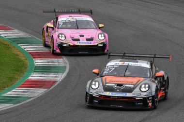 Mugello Pisti, İtalya - 21 Ekim 2022: Porsche 992 GT3 Kupası İtalya Porsche Carrera Kupası eleme oturumunda
