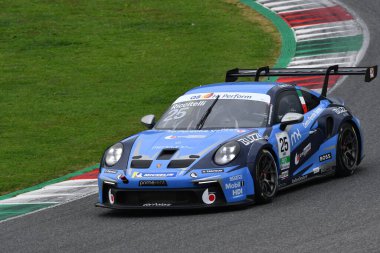 Mugello Pisti, İtalya - 21 Ekim 2022: Porsche 992 GT3 Kupası İtalya Porsche Carrera Kupası eleme oturumunda