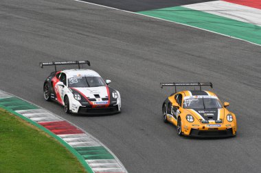 Mugello Pisti, İtalya - 21 Ekim 2022: Porsche 992 GT3 Kupası İtalya Porsche Carrera Kupası eleme oturumunda