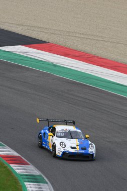 Mugello Pisti, İtalya - 21 Ekim 2022: Porsche 992 GT3 Kupası İtalya Porsche Carrera Kupası eleme oturumunda