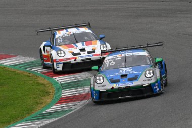 Mugello Pisti, İtalya - 21 Ekim 2022: Porsche 992 GT3 Kupası İtalya Porsche Carrera Kupası eleme oturumunda