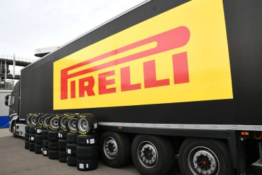 Scarperia, İtalya, 21 Ekim 2022 - Sarı Pirelli lastikleri 2022 ACI CSAI Yarış Haftasonu sırasında Mugello pistinin çayırındaki Pirelli kamyonunun önüne monte edildi.